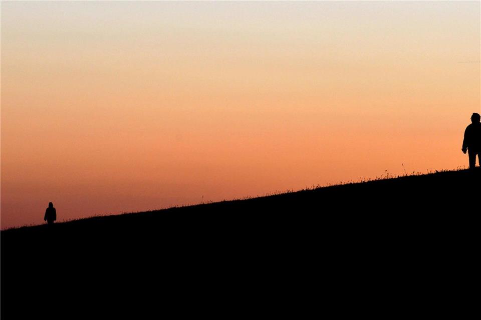 Im friesischen Wangerland sind Menschen aufgerufen, das neue Jahr auf den Deichen mit Fackeln, Lichterketten und Taschenlampen zu begrüßen. (Symbolbild)picture alliance / dpa