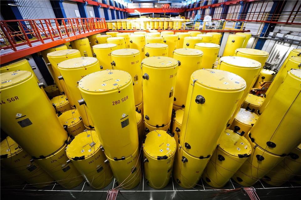 Im früheren Forschungszentrum Jülich lagern Castor-Behälter. Sie sollen von Jülich ins 170 Kilometer entfernte Ahaus transportiert werden. (Archivbild)Andreas Endermann/dpa