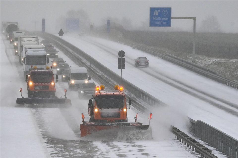 Im gesamten Gebiet der Autobahn GmbH in Deutschland seien 6.300 Straßenwärterinnen und Straßenwärter rund um die Uhr im Einsatz (Archivbild).Patrick Pleul/dpa-Zentralbild/ZB