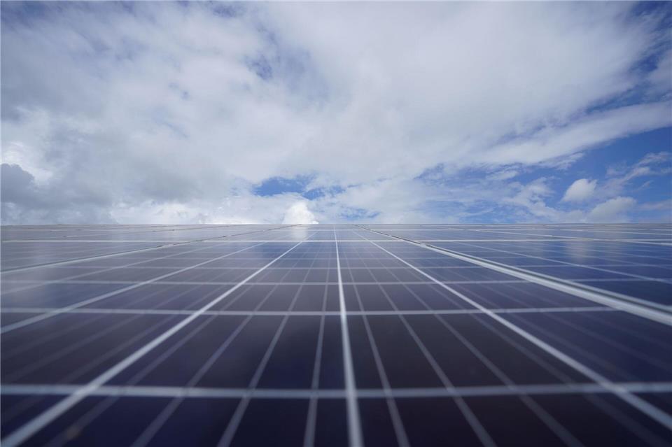 Agrar und Solar kombiniert - größter deutscher Park startet Im großen Stil soll eine Anlage in Mecklenburg-Vorpommern Stromerzeugung und Landwirtschaft verbinden. (Symbolbild)Marcus Brandt/dpa