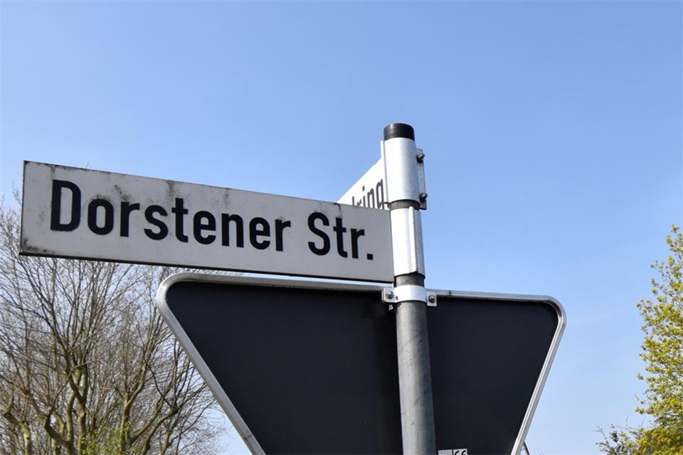Im hinteren Bereich eines Grundstücks, das an der Dorstener Straße liegt, werden die Voraussetzungen für den Neubau eines Wohnhauses geschaffen.