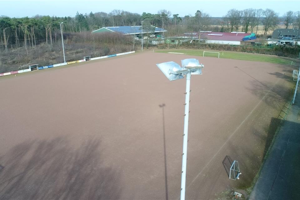 Im hinteren Teil des jetzigen Tennenplatzes soll nach den bisherigen Plänen die neue Tennisanlage entstehen. Im vorderen Teil ist eine Kunstrasenfläche angedacht. Die neuen Umkleiden sollen an das bestehende Vereinsheim (rechts) anschließen.