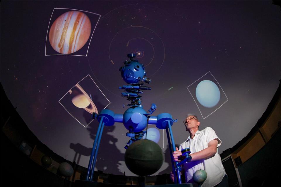 Im jüngst wiedereröffneten Planetarium der Albert-Schweitzer-Oberschule in Chemnitz wird auch von Leiter Thomas Weisbach anschaulich Wissen übers Weltall vermittelt. (Archivbild)Jan Woitas/dpa