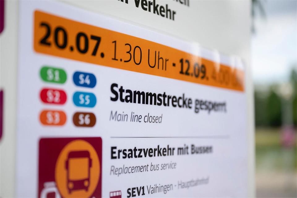 Im kommenden Jahr dürfte es nach Einschätzung des Regionalverbands keine längere Sperrung der S-Bahn in Stuttgart geben. (Archivbild)Marijan Murat/dpa