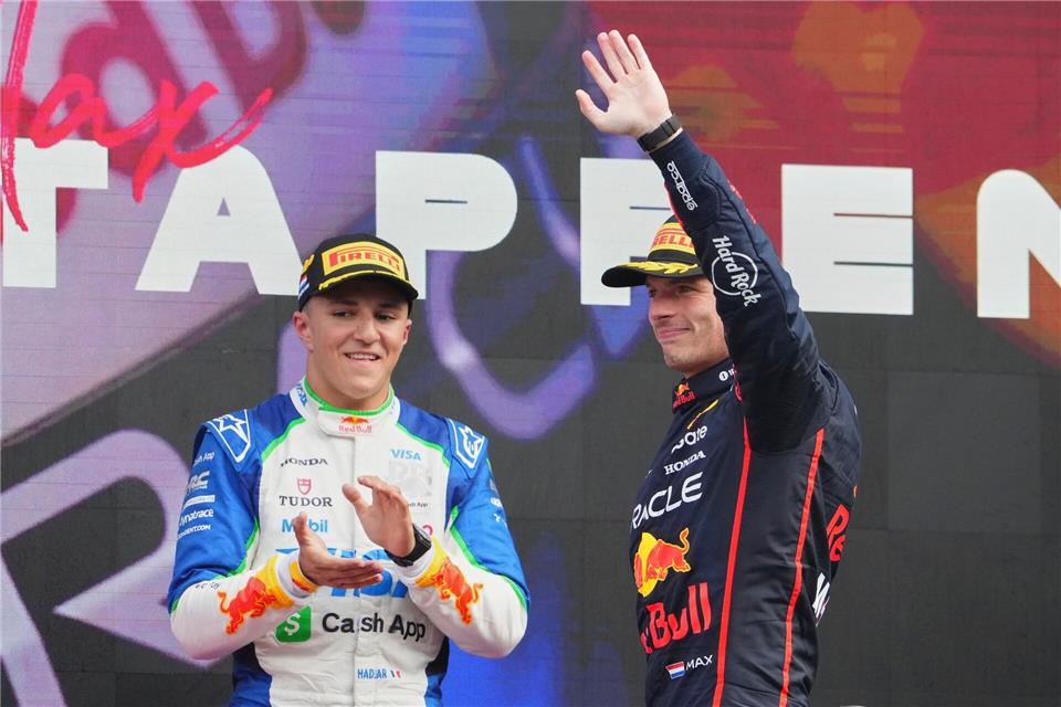 Im kommenden Jahr fährt Hadjar (l) zusammen mit Max Verstappen. (Archivbild) Peter Dejong/AP/dpa