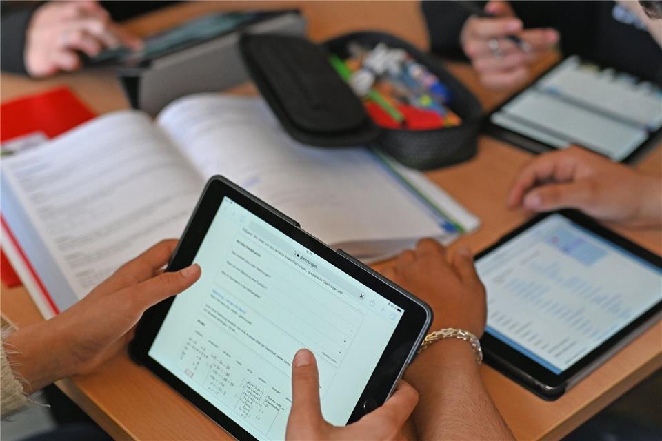 Im kommenden Jahr sollen neue Mittel über den Digitalpakt Schule nach Thüringen fließen. Die Linke-Bildungspolitikerin Ulrike Grosse-Röthig sieht Chancen, fordert aber auch mehr Unterstützung für die Schulen. (Symbolbild)Uli Deck/dpa