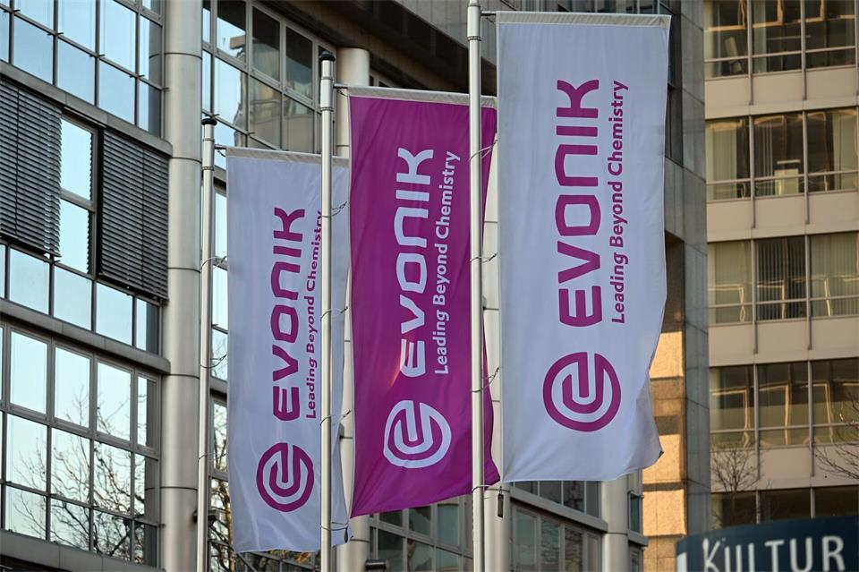 Im kommenden Jahr werden zwei Evonik-Standorte geschlossen: Neben Bitterfeld ist auch Hamburg betroffen. (Archivbild) Federico Gambarini/dpa