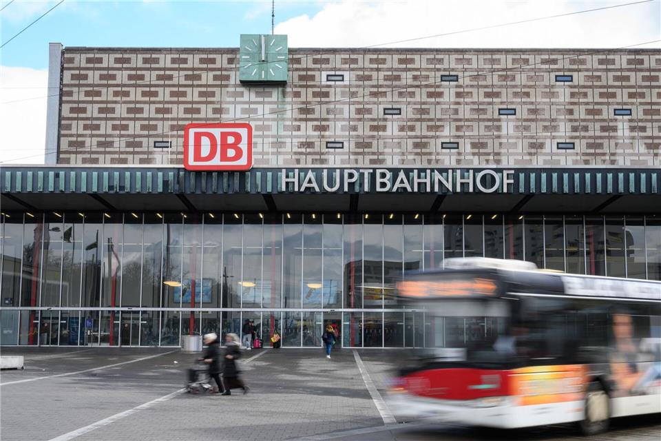 Im kommunalen Nahverkehr kommt es erneut zu einem Warnstreik. (Archivbild)Christophe Gateau/dpa