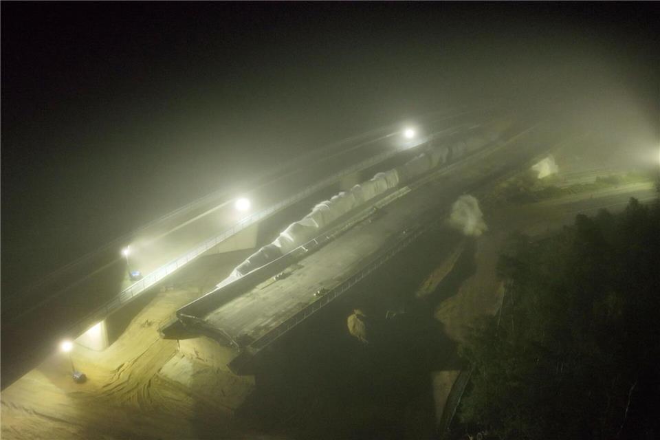 Im morgendlichen Nebel erfolgten die Sprengungen. Maurice Kaluscha/Autobahn GmbH/dpa