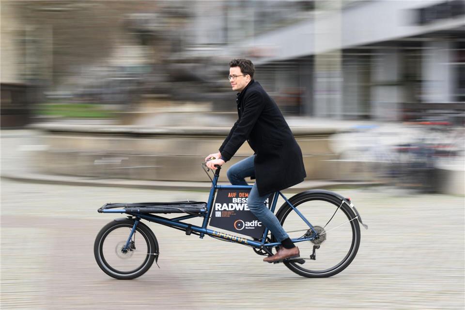 Im nächsten Doppelhaushalt werde sicherer Radverkehr keine Rolle spielen, warnt Janek Mücksch, Vorsitzender des ADFC Sachsen. (Archivbild)Robert Michael/dpa