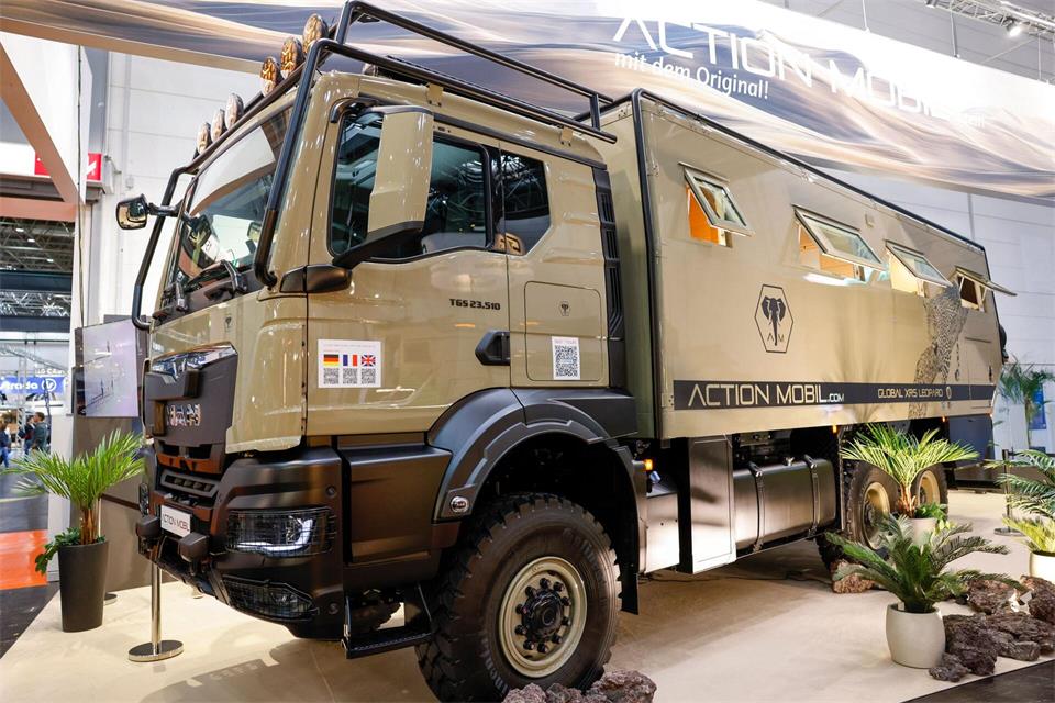 Im neuen Action Mobil Global XRS 7400 Leopard sorgen eine 2,1-kW-Solaranlage und Batterien mit bis zu 36.000 Wh Kapazität für Autarkie. Der Basispreispreis beträgt rund 1,5 Millionen Euro, das ausgestellte Fahrzeug kostet rund 2,2 Millionen Euro.Thomas Banneyer/dpa
