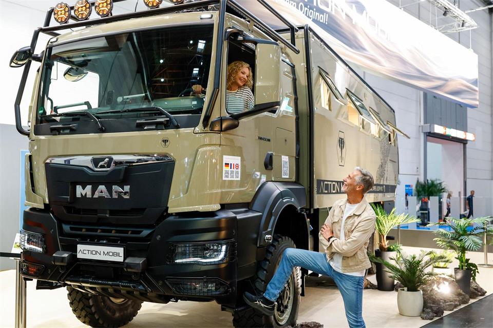 Im neuen Action Mobil Global XRS 7400 Leopard sorgen eine 2,1-kW-Solaranlage und Batterien mit bis zu 36 kWh Kapazität für Autarkie. Der Basispreispreis beträgt rund 1,5 Millionen Euro, das ausgestellte Fahrzeug kostet rund 2,2 Millionen Euro.Tillmann/Messe Düsseldorf/dpa-tmn