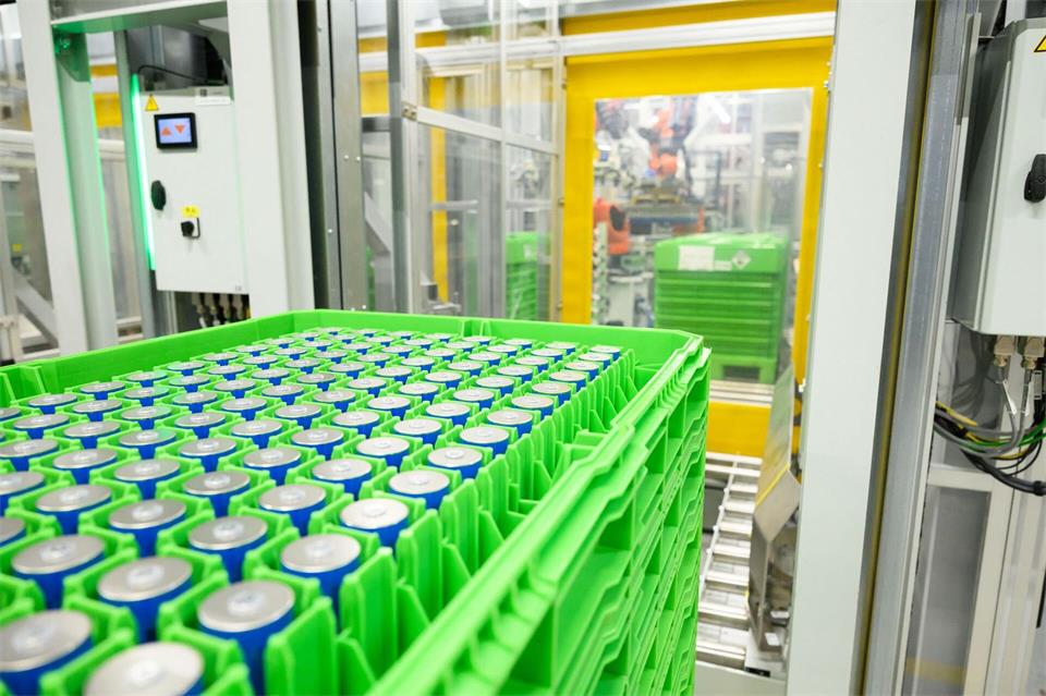 Im neuen BMW-Batteriewerk sollen pro Tag mehrere hundert Hochvoltspeicher entstehen. Jeder von ihnen hat fast 1.000 Zellen. Lukas Barth-Tuttas/dpa