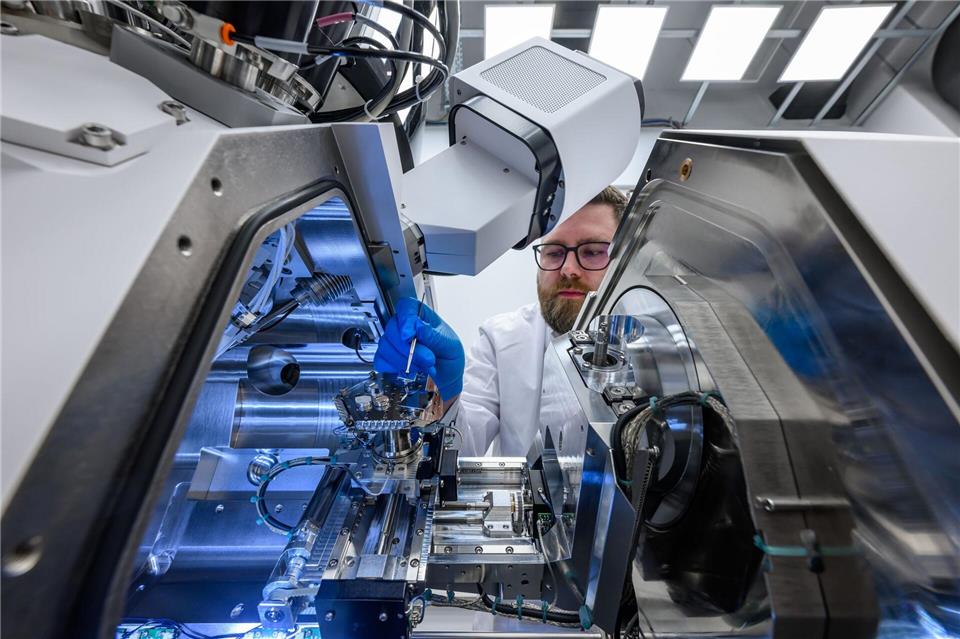 Im neuen Forschungszentrum TEM der TU Chemnitz setzt Mitarbeiter Paul Seidel eine Materialprobe in eine Ionenfeinstrahlanlage ein.Hendrik Schmidt/dpa