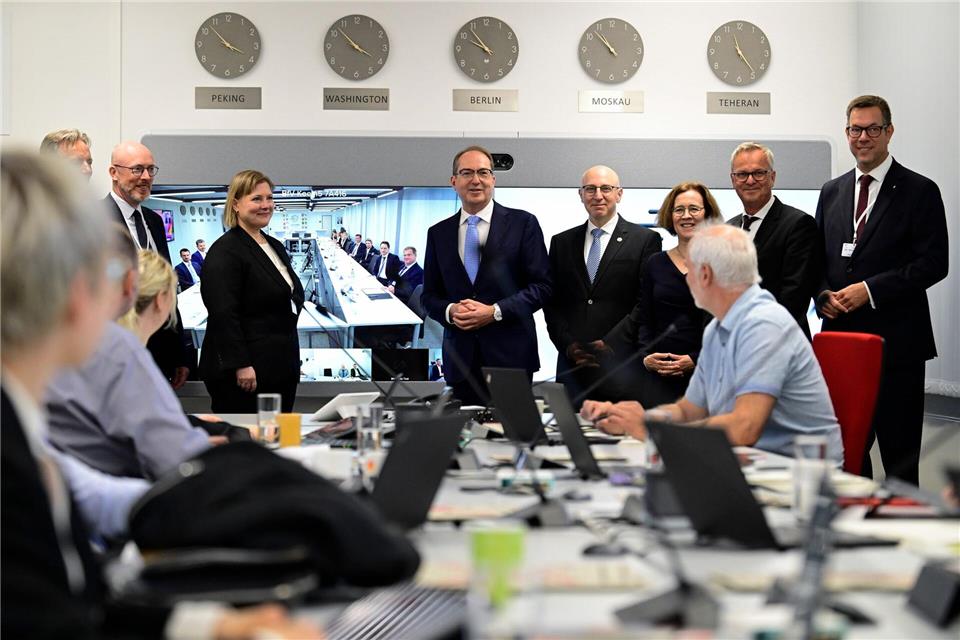 Im neuen Gemeinsamen Zentrum zur Abwehr hybrider Bedrohungen tauschen sich die verschiedenen Behörden anlassbezogen zu neuen Trends und konkreten Angriffen aus. John Macdougall/AFP POOL/dpa