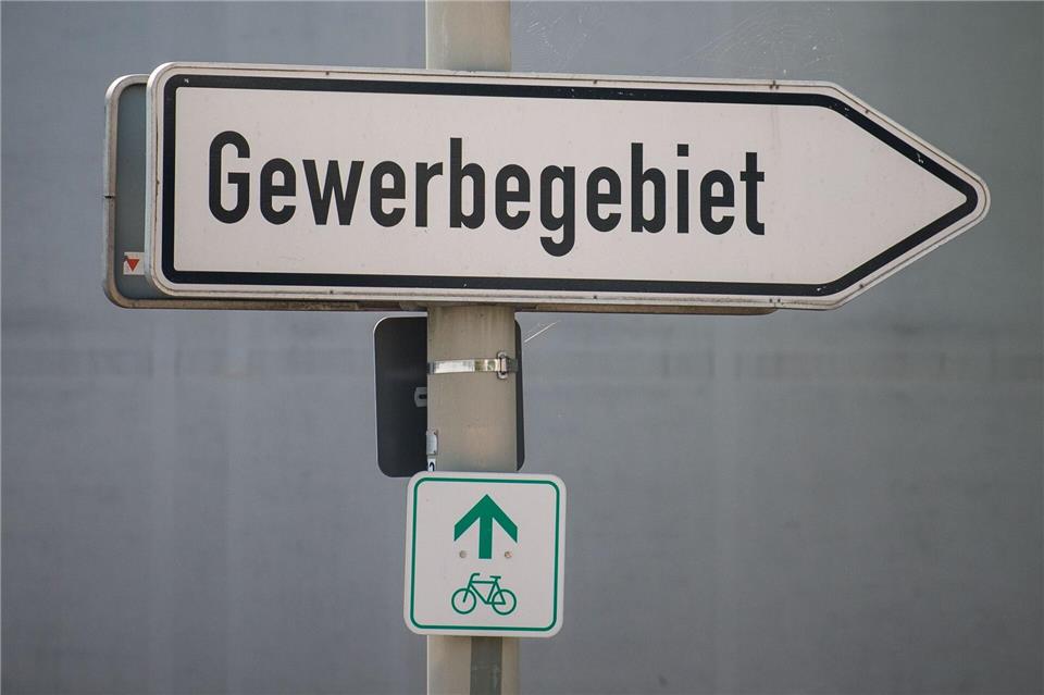 Regierung will mehr Einfluss auf Gewerbeflächen nehmen  Im neuen Landesentwicklungsplan sollen Flächen für bedeutsame Gewerbe- und Industrieansiedlungen sowie Rohstofflagerstätten ausgewiesen werden. (Symbolbild) Lino Mirgeler/dpa