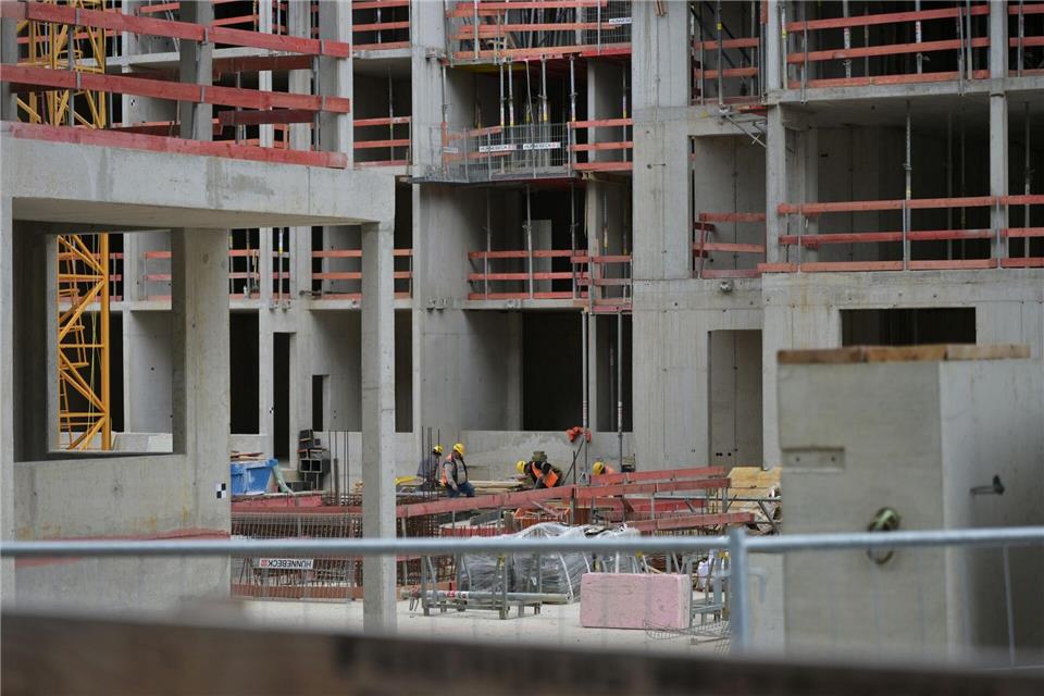 Im neuen Münchner Stadtteil Freiham entstehen derzeit noch neue Häuser, doch werden sowohl in der Landeshauptstadt als auch im übrigen Bayern weiter zu wenige Wohnungen gebaut. (Archivbild)Malin Wunderlich/dpa