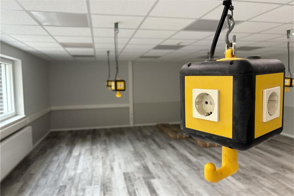 Im neuen Werkraum hängen die Boxen mit den Steckdosen an der Decke.