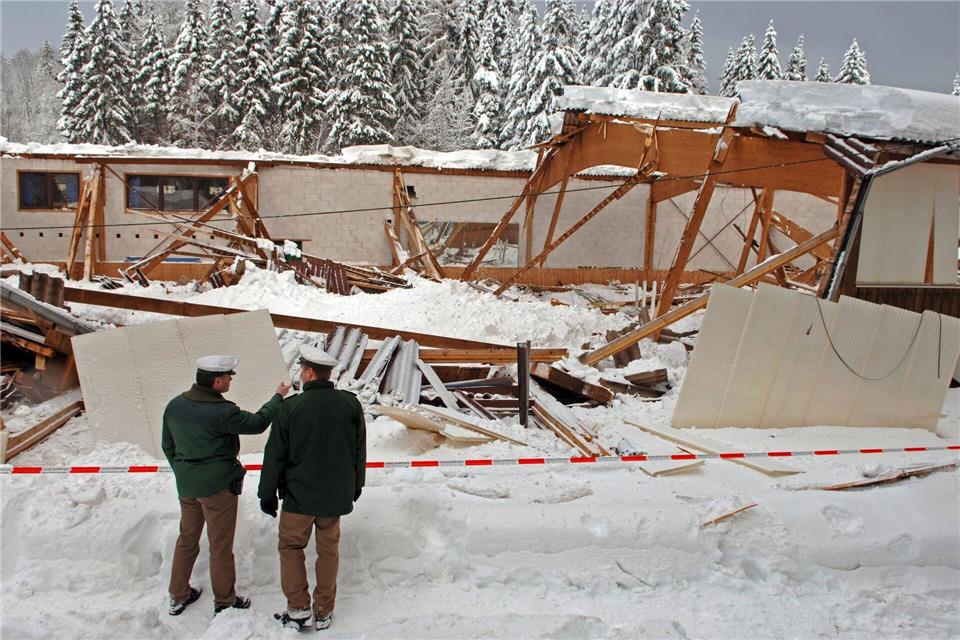 Im niederbayerischen Bernried brach eine Reithalle zusammen. (Archivbild)Armin Weigel/dpa