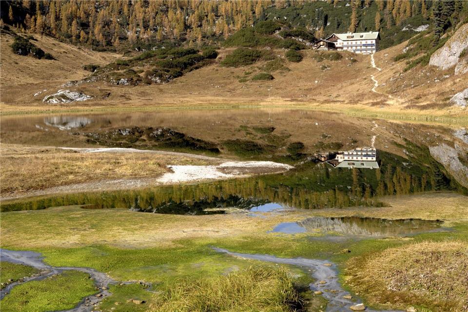 Im nur wenige Meter höher gelegenen Kärlingerhaus kann es bereits bis zu 20 Grad wärmer sein als am Funtensee selbst. (Archivbild)Jürgen Waßmuth/dpa