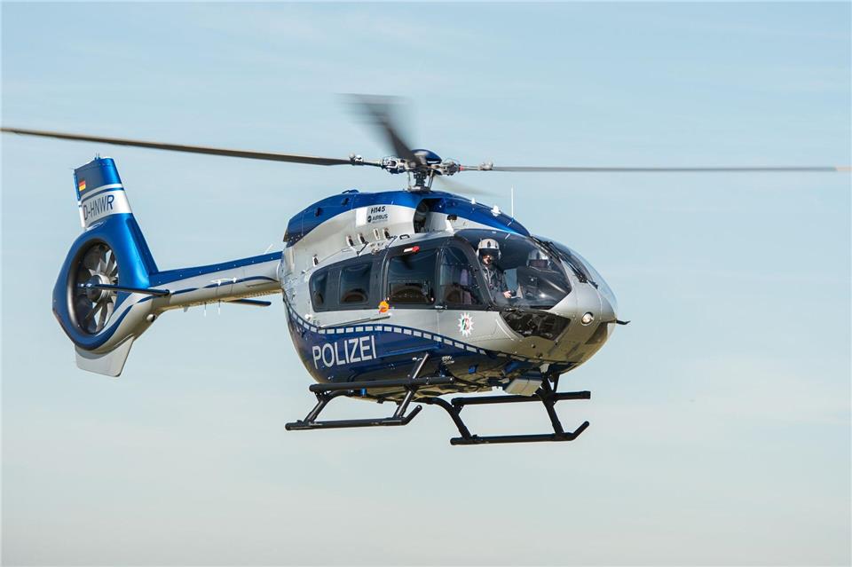 Im oberfränkischen Kemmern wurde ein Polizeihubschrauber während eines Übungsflugs gezielt mit Feuerwerkskörpern beschossen. (Symbolbild)Wolfram Kastl/dpa
