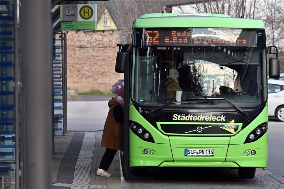Im öffentlichen Nahverkehr der benachbarten Kreise Saalfeld-Rudolstadt und Saale-Orla ergänzen neue Rufbusse künftig in ländlichen Regionen den bestehenden Linienverkehr. Martin Schutt/dpa
