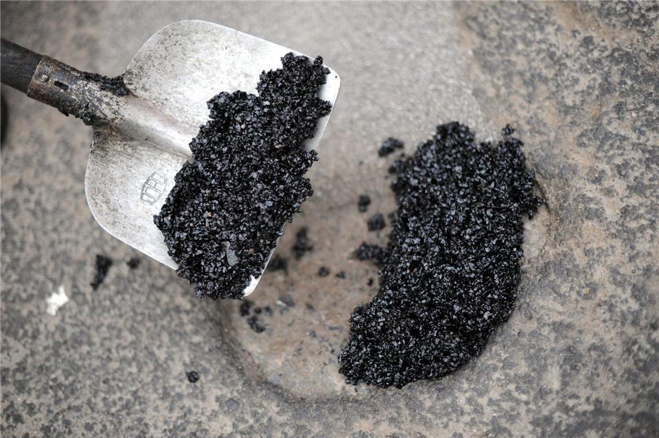 Im ostfriesischen Landkreis Wittmund sollen Betrüger vermeintlich günstige Asphalt- und Pflasterarbeiten anbieten - die Polizei mahnt daher zur Vorsicht. (Symbolbild)picture alliance / dpa