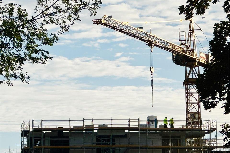 Im regionalen Vergleich waren demnach in den ersten sieben Monaten des Jahres die Investitionen im Landkreis Eichsfeld am höchsten. (Symbolbild)Fernando Gutierrez-Juarez/dpa