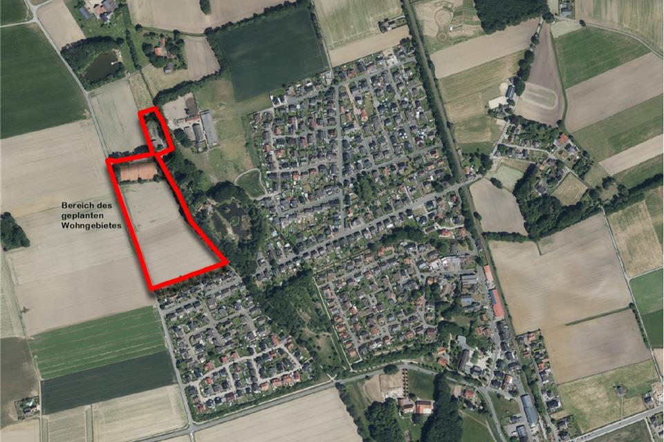 Im rot umrandeten Areal sollen 25 Bauplätze entstehen. Die Tennisanlage soll verlegt werden, in der kleinen Ausbuchtung oben befinden sich Kläranlage und Pumpstation.