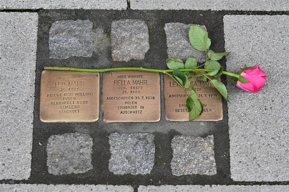 Im sächsischen Heidenau sollen künftig keine neuen Stolpersteine mehr verlegt werden. (Symbolbild) Swen Pförtner/dpa