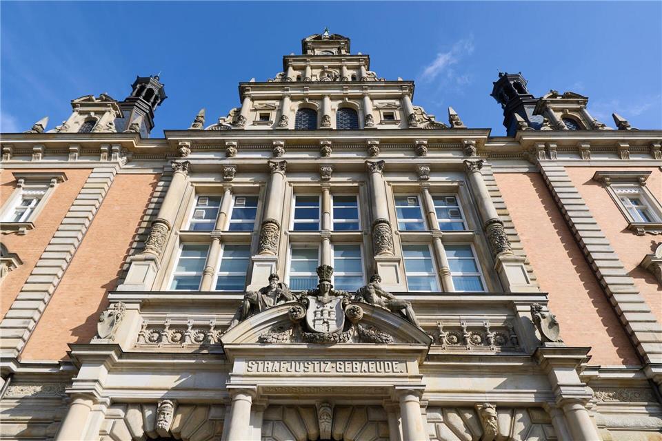 Im selben Saal wie der Block-Prozess wird die Verhandlung gegen die mutmaßlichen Mitglieder „Letzten Verteidigungswelle“ geführt.  Georg Wendt/dpa