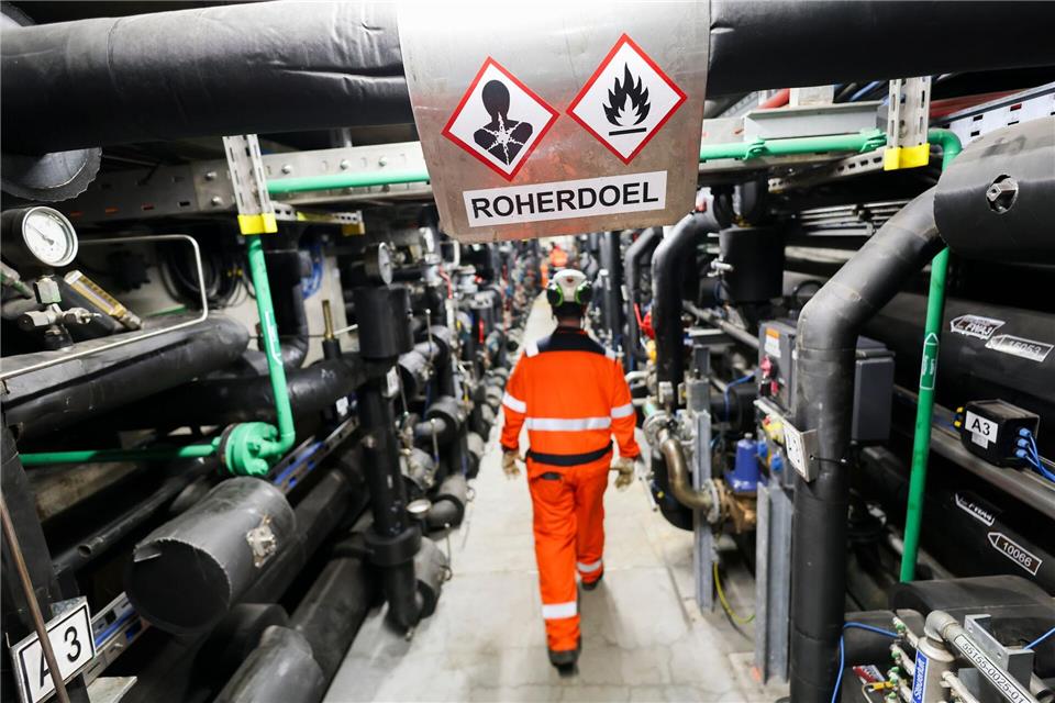 Im sogenannten Rohrkeller wird das geförderte Öl zusammengeführt und für den Transport vorbereitet. Christian Charisius/dpa