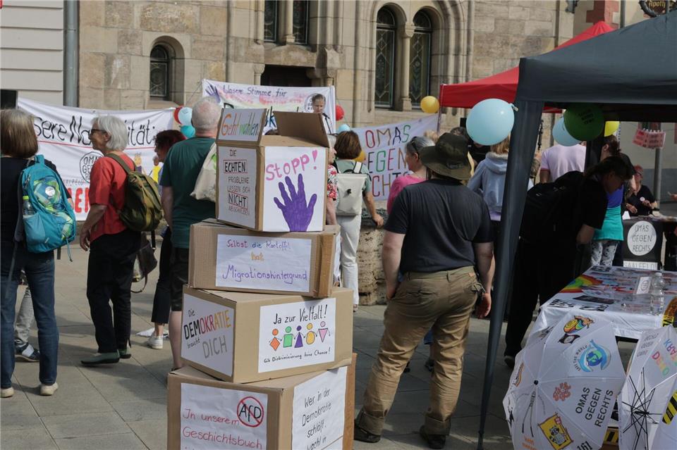 Im thüringischen Saalfeld hatten die Omas gegen Rechts zu einer Demonstration gegen die Wahl eines AfD-Landrates aufgerufen.Bodo Schackow/dpa