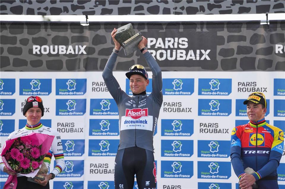 Im vergangenen Jahr Zweiter: Tadej Pogacar (l) muss sich Mathieu van der Poel  (m) geschlagen geben. (Archivbild)Thibault Camus/AP/dpa