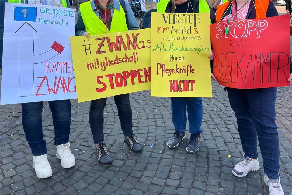 Im vergangenen Jahr demonstrierten Pflegekräfte in mehreren rheinland-pfälzischen Städten gegen die Pflegekammer und deren Pflichtbeiträge. (Archivbild)Alexandra Schug/privat/dpa