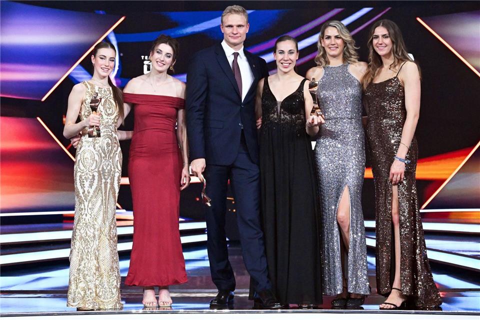 Im vergangenen Jahr gewannen die Sportgymnastin Darja Varfolomeev (l), der Ruderer Oliver Zeidler (3.v.l) und die 3x3-Basketballerinnen die Wahl zum „Sportler des Jahres“. (Archivbild)Bernd Weißbrod/dpa