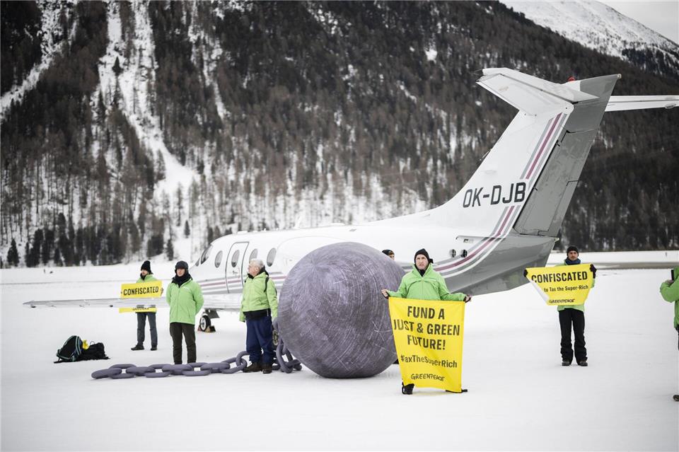 Im vergangenen Jahr hat Greenpeace in Davos gegen Privatflüge demonstriert. (Archivbild)Gian Ehrenzeller/KEYSTONE/dpa