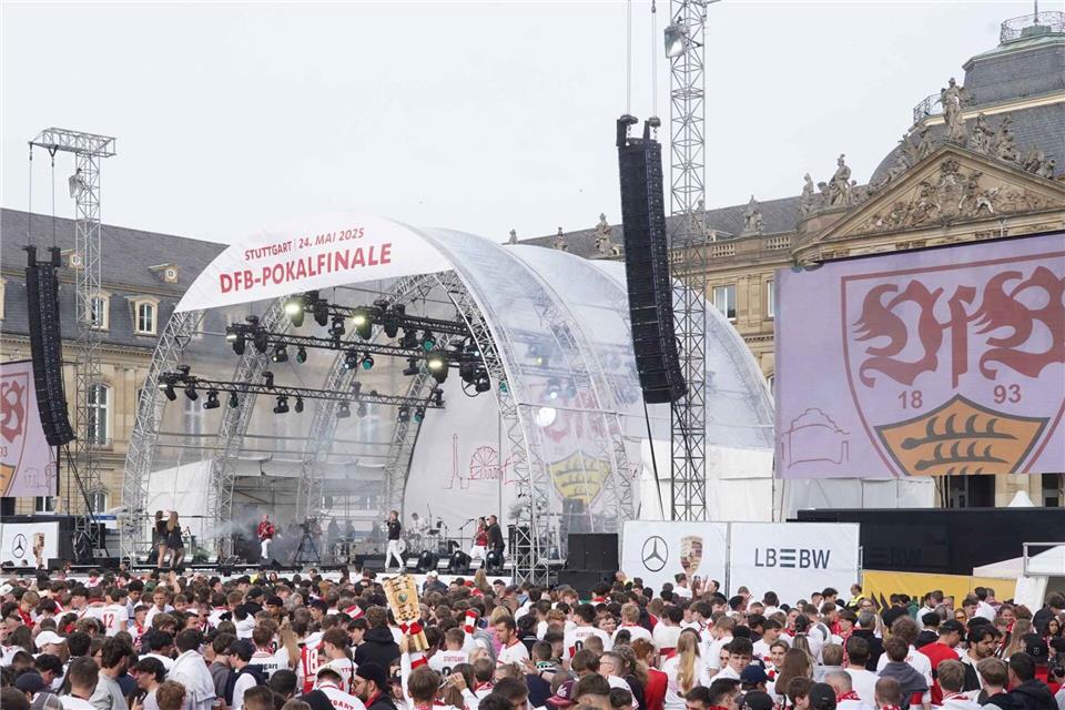 Im vergangenen Jahr hatten 35.000 VfB-Fans den Pokalsieg gegen Arminia Bielefeld auf dem Stuttgarter Schlossplatz verfolgt. (Archivbild)Andreas Rosar/dpa