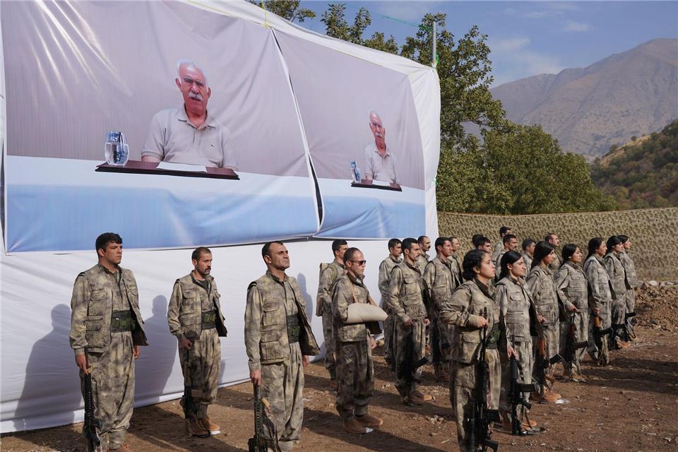 Im vergangenen Jahr hatten einige PKK-Kämpfer symbolisch ihre Waffen niedergelegt. (Archivbild)Rashid Yahya/AP/dpa