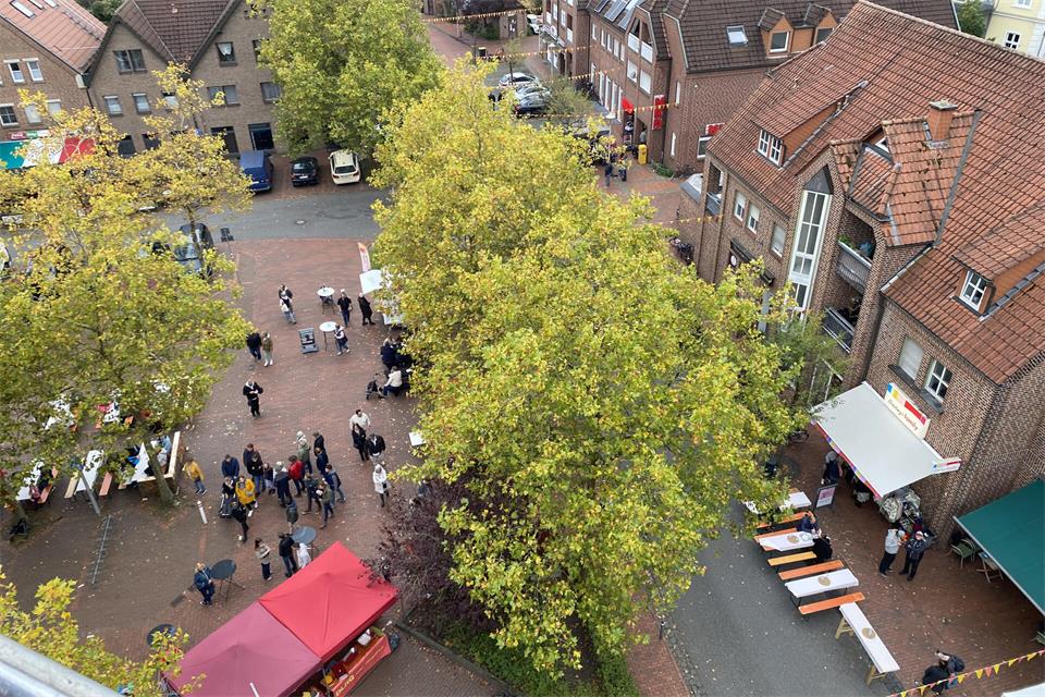Im vergangenen Jahr konnten Besucher bei Velener Herbst von einem Kran aus die Aussicht über die Stadt genießen.