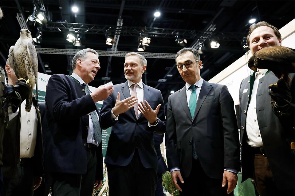 Im vergangenen Jahr konnten Politiker bei Rundgängen noch Greifvögel auf der Grünen Woche bewundern - 2026 wohl nicht. (Archivbild)Carsten Koall/dpa