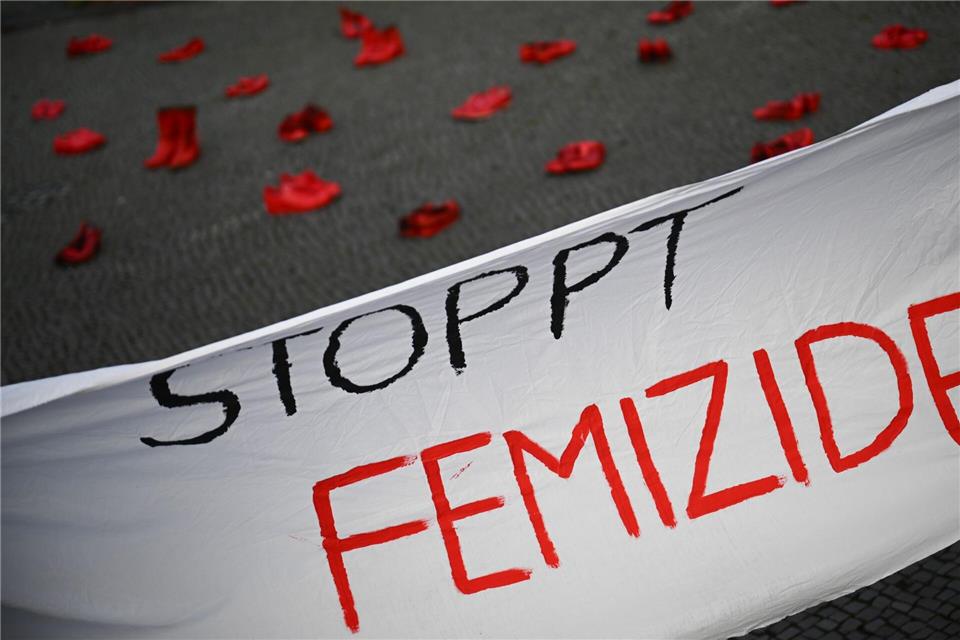 Im vergangenen Jahr starben nach einer Auswertung des Landeskriminalamts 40 Mädchen und Frauen in Bayern bei einem Femizid. (Symbolbild) Sebastian Gollnow/dpa