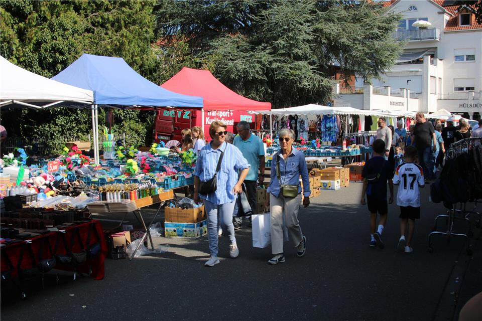 Im vergangenen Jahr war auf dem Trödelmarkt durch das gute Wetter reges Treiben.