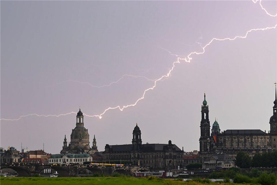 Im vergangenen Jahr waren Blitze über Dresden ein vergleichsweise seltener Anblick. (Archivbild)Robert Michael/dpa