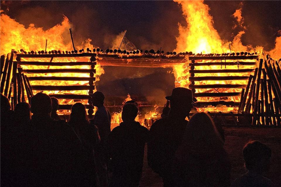 Im vergangenen Jahr wollte der Freizeit- und Jugendverein Trechwitz e.V. mit einem Osterfeuer in Form einer Brücke humoristisch auf marode Infrastruktur hinweisen. (Archivbild)Cevin Dettlaff/dpa
