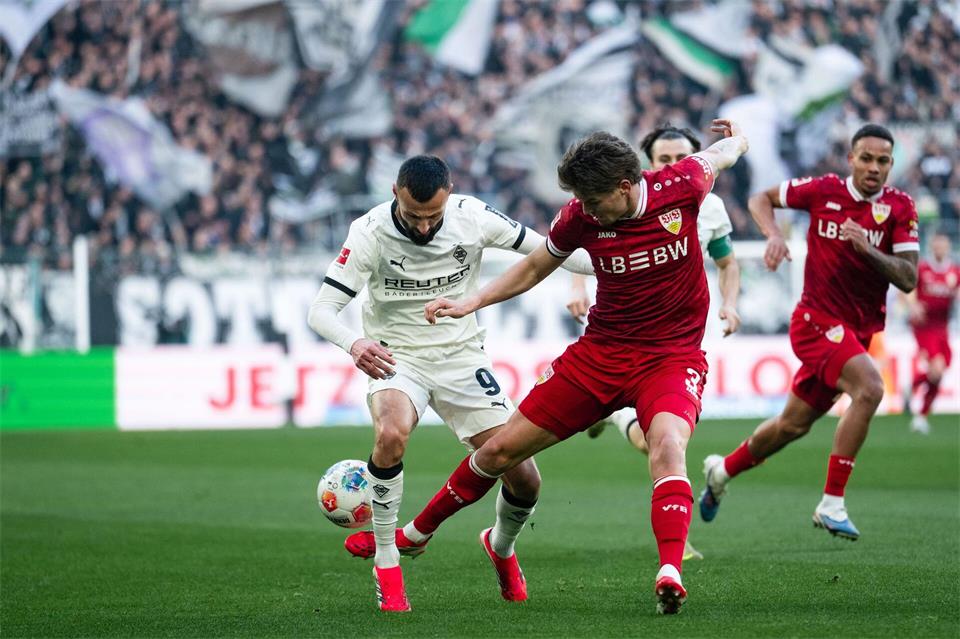 Im vergangenen Januar gewann Verteidiger Hendriks (r) mit dem VfB Stuttgart 3:0 in Mönchengladbach. (Archivbild)Marius Becker/dpa