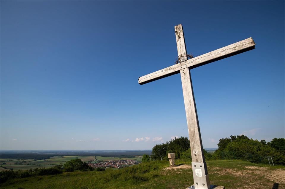 Im vergangenen Schuljahr besuchten 601.000 Schülerinnen und Schüler in Bayern katholische Religion, 264.000 evangelische Religion und 471.000 den Ethik-Unterricht. (Symbolbild)Daniel Karmann/dpa