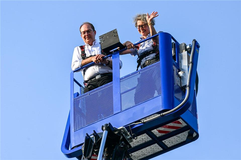 Im vergangenen Sommer ließ sich Bundesinnenminister Alexander Dobrindt (CSU) in Quedlinburg unter anderem zeigen, wie Ehrenamtliche des THW mit schwerem Gerät bei der Bergung von Menschen aus eingestürzten Gebäuden helfen können. (Archivbild)Hendrik Schmidt/dpa