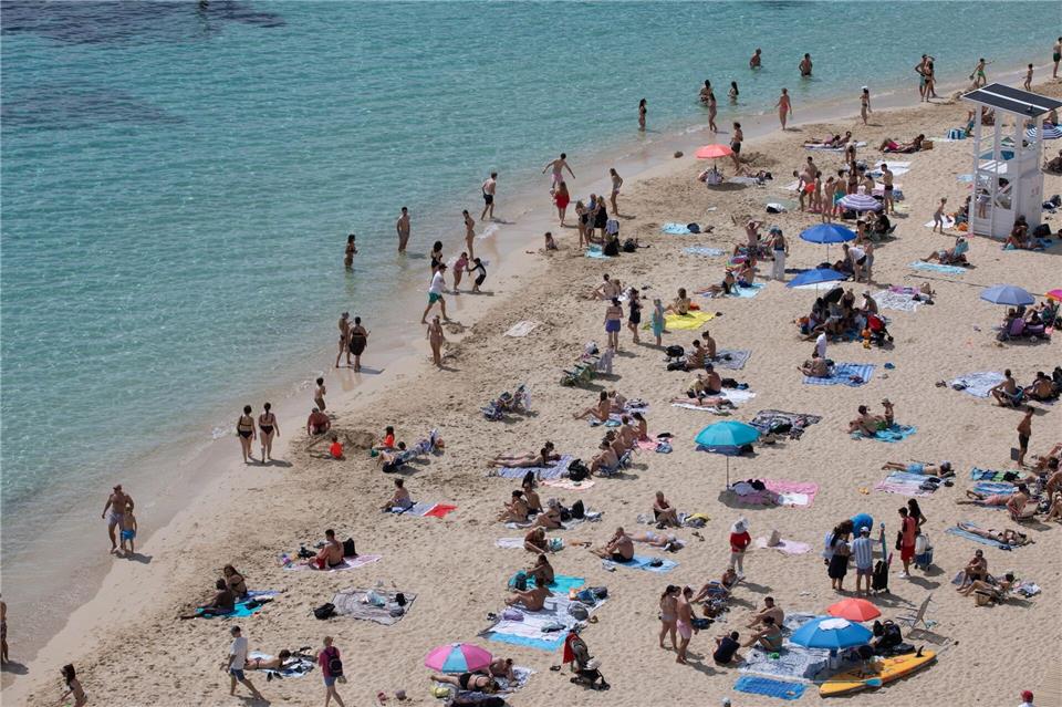 Im vergangenen Winter zog es wieder viele deutsche Urlauberinnen und Urlauber nach Spanien. (Symbolbild)Clara Margais/dpa