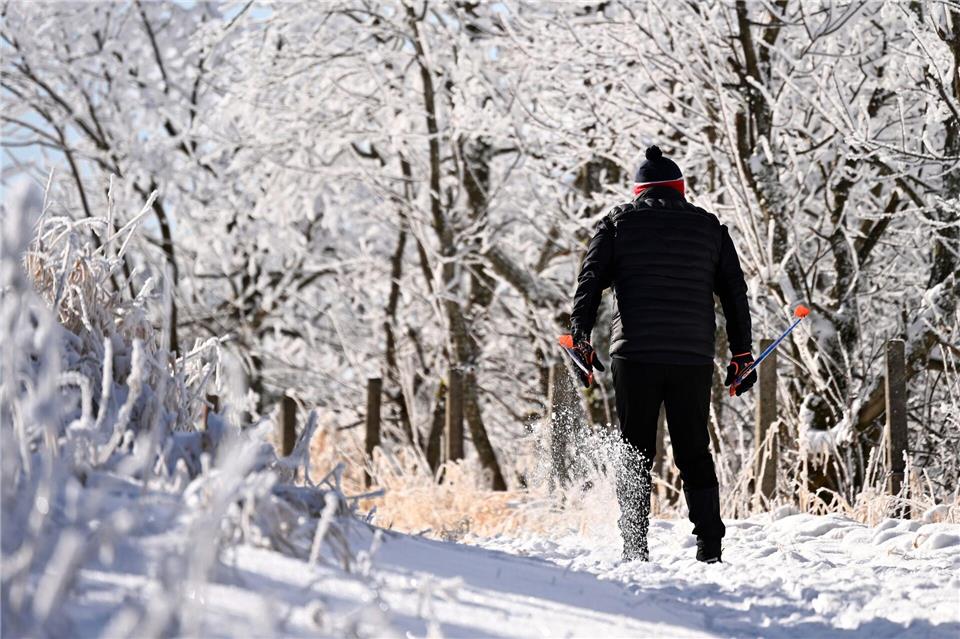 Im verschneiten Fichtelberge sind bereits Wintersportler unterwegs.Jennifer Brückner/dpa